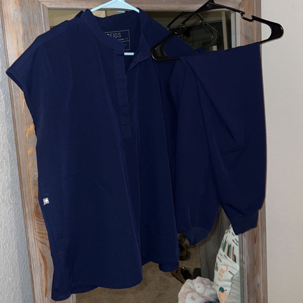 Navy figs scrub set